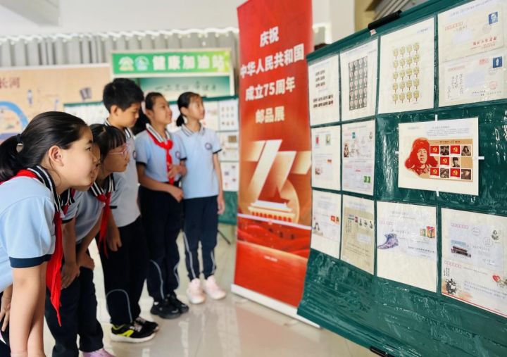 威海市北竹島小學舉行“方寸伴我行，祖國在心中”紅色主題郵展